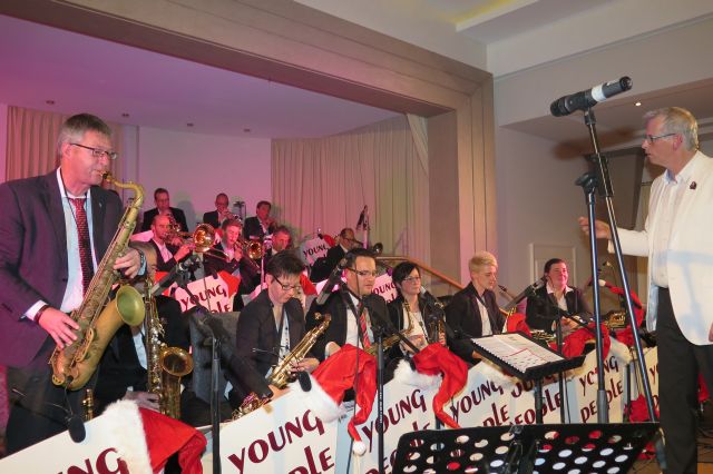 Als rechtes Heimspiel entpuppte sich der Auftritt der „Young People“ Bigband im Festsaal des Landhotels Voshövel. Foto: Helmut Scheffler