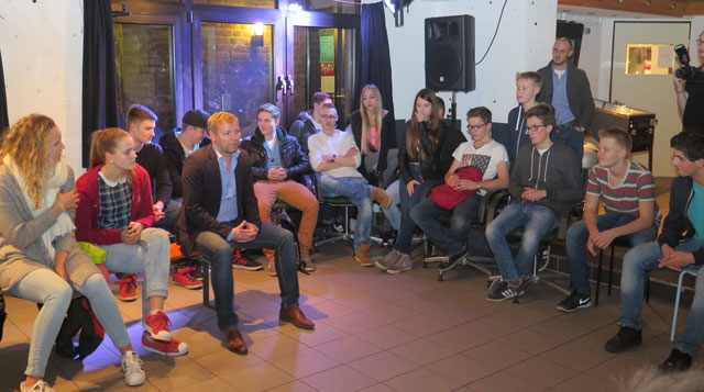 Bürgermeister Mike Rexforth sprach mit Jugendlichen im „YOU“ an der Kempkesstege über die Flüchtlingssituation in Schermbeck. Foto: Helmut Scheffler