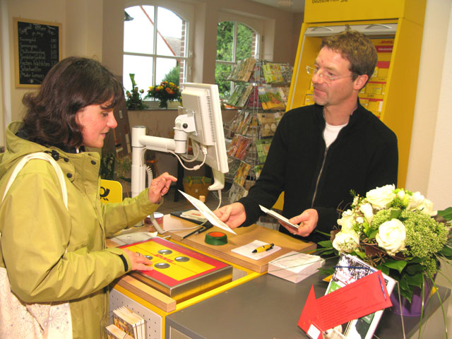 Im April 2011 übernahm Burkhard Bauth (r.) als Inhaber des „Dorfladen“ auch die Postgeschäfte. Archivfoto: Helmut Scheffler