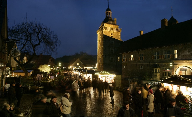 Immer einen Bummel wert - Adventsmarkt am Schloss Raesfeld. Foto: Reinhard G. Nießing