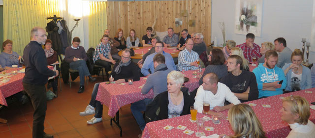In der Gaststätet Nappenfeld`s meldeten sich 19 Gruppen für das diesjährige Schubklarrenrennen an. Foto: Helmut Scheffler