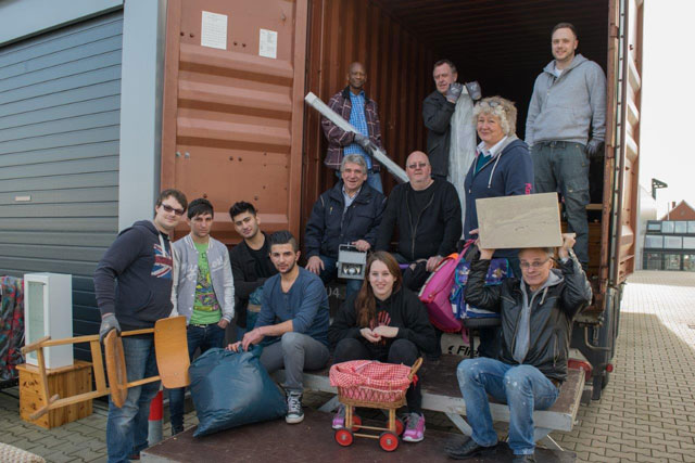 Die „Gagu-Zwergenhilfe“ belud am Samstag einen Container mit Hilfsgütern für ihr Projekt in Sierra Leone. Foto privat