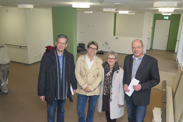 Thomas Brödenfeld, Beate Romanowski, Elke Landers, Theo Lemken (v.l.) laden die Bevölkerung zur Besichtigung des neuen Erweiterungsbaus für das Alten- und Pflegeheim „Haus Bossow“ ein. Das Foto zeigt den Raum, in dem sich künftig die zentrale Küche befinden wird. Foto: Helmut Scheffler
