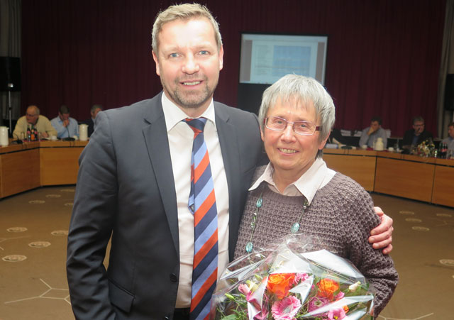 Mit einem Blumenstrauß und sehr viel Lob dankte Bürgermeister Mike Rexforth Brigitte Straus für ihre Leistungen innerhalb der Schermbecker Kulturstiftung. Foto: Helmut Scheffler