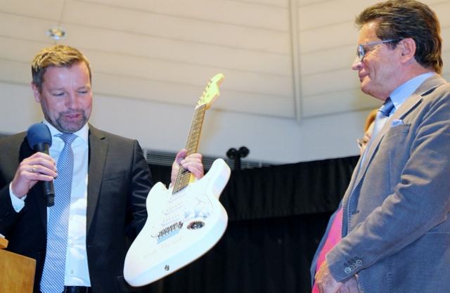 Bürgermeister Mike Rexforth und Uli Stiemer, Fraktionsvorsitzender CDU freuen sich über die Signar von Angela Merkel auf der Gitarre.