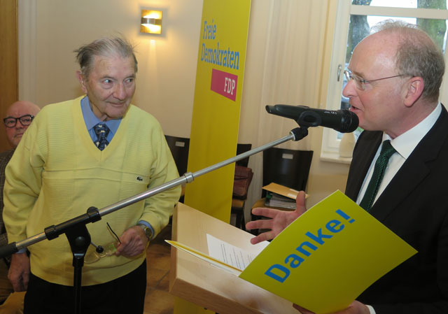 Harald Dowideit(links) aus Voerde wured für 50-jährige Zugehörigkeit zur FDP vom Kriesvorsitzenedn Dr. Michael Terwiesche ausgezeichnet. Foto: helmut Scheffler