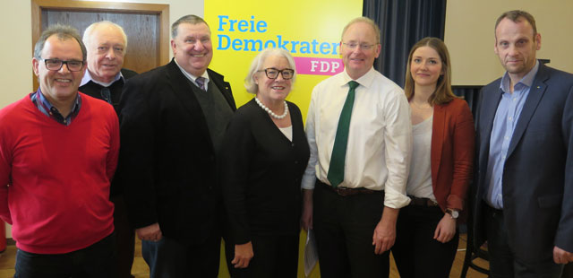 Zum neuen FDP-Kreisvorstand gehören (v.l.) Ralf van Stephaudt, Heinz-Peter Ribbrock, Heinz-Jürgen Küppers, Edelgard Wirxel-Komor, Dr. Michael Terwiesche, Helen-Karina Fuchs und Thomas Hommen. Foto: Helmut Scheffler