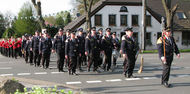 Dsa Foto zeigt Wilhelm Brücker 8r.), als er im Jaher 2008 beim Schützenfest die B 58 mit dem Tambourkorps Drevenack überquerte. Foto: Helmut Scheffler
