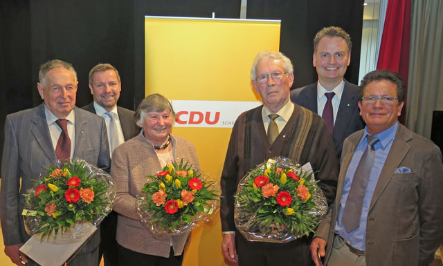 Den Jubilaren Josef Dahlhaus, Gisela Zens und Ferdinand Baumeister (vorne v.l.) gratulierten Bürgermeister Mike Rexforth (2.v.l.), der Staatssekretär Günter Krings (2.v.r.) und der CDU-Gemeindeverbandsvorsitzende Uli Stiemer (r.). Foto: Helmut Scheffler