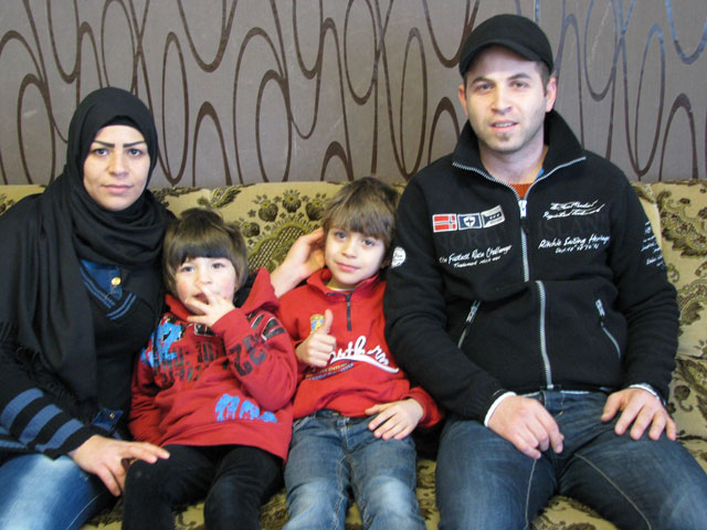 Die Eltern mit ihren Kindern Ahmad und Mahmad. Foto: Wolfgang Bornebusch