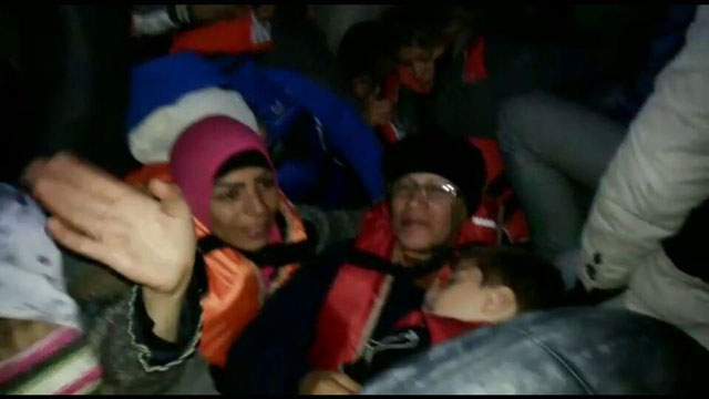 Tama al-Ghosson, ihre Mutter und eines der Kinder im Schlauchboot