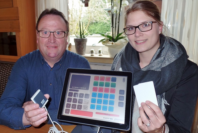 Erler Festzeltwirt Wenzel Schwering und seine Mitarbeiterin Christina Schulte-Terhart stellen neues Bezahlsystem mit der "Schwering-Karte" vor.