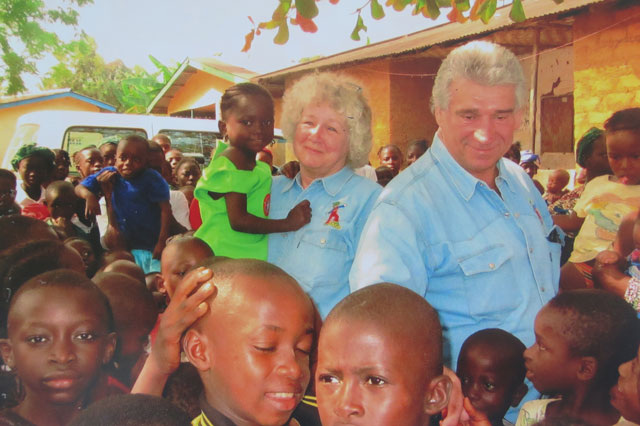 Gudrun Gerwien und Dieter Schmitt wurden bei ihrem Besuch in Sierra Leone von den Kindern des Home of hope und von den Bewohnern der Nachbarschaft herzlich begrüßt. Foto privat