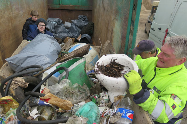 Auf dem Bauhof wurde all das in einem großen Container gesammelt, was im Rahmen des 29. gemeindlichen Umwelttages im Gelände gefunden wurde. Foto: Helmut Scheffler
