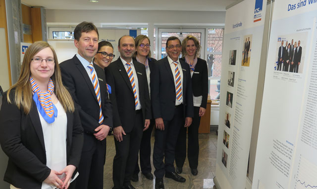 Ein Team von Volksbankmitarbeitern hat ein Jahr lang an der Vorbereitung einer Ausstellung gearbeitet. Foto: Helmut Scheffler
