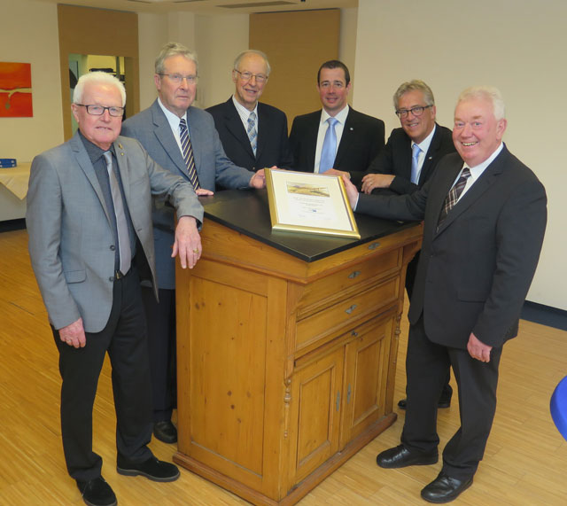 Zu den Vorstandsmitgliedern der heutigen Volksbank gehörten auch (v.l.) Bernhard Krass (1965-1997), Bernhard Punsmann (1977-2005), Antonius Jansen (1978-2001), Wilhelm Köster (2003-2015), Rainer Schwarz (seit 2001), und Norbert Scholtholt (seit 2015). Foto: Helmut Scheffler