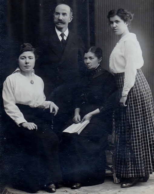 Modetechnisch trug Mann im Jahre 1892 einen ansehnlicher Schnäutzer und die Frauen hochgeschlossene Blusen.