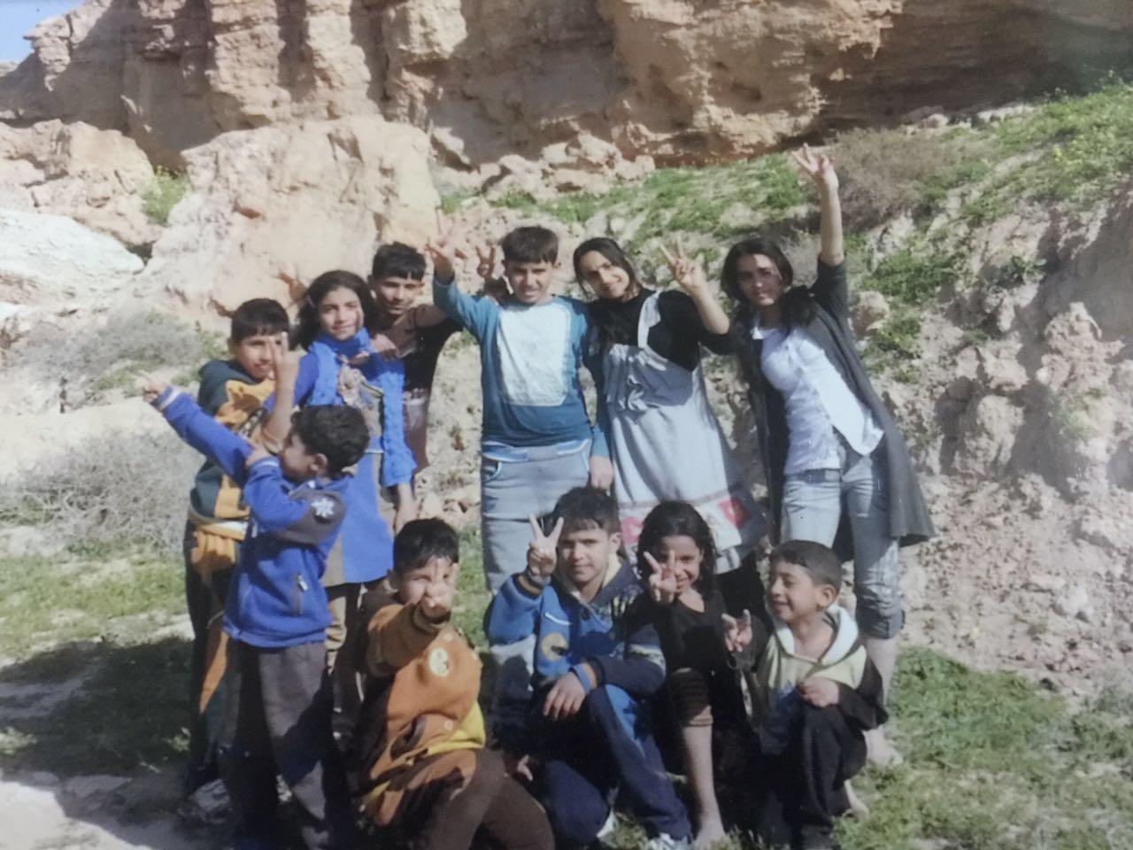 Kinder und Jugendliche aus der Großfamilie Kzar grüßen Yasir aus der Heimat