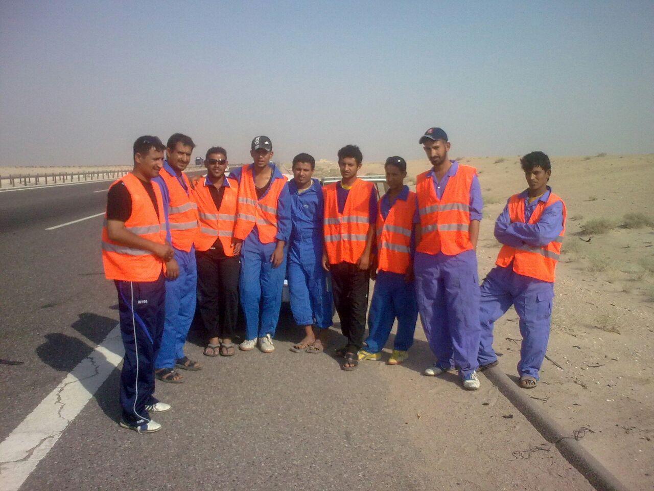 Yazir Kzar Yazir (ganz links) mit Mitarbeitern (vor allem aus der eigenen Verwandtschaft) an der Überlandstraße, die Bagdad mit Kuweit verbindet