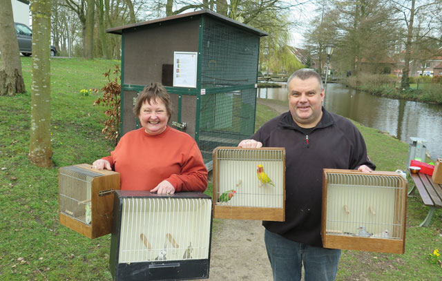 Thorsten und Beate Siedenbiedel kümmern sich seit fünf Jahren liebevoll um die Vogelvoliere am Gahlener Dorfmühlenteich. Foto: Helmut Scheffler