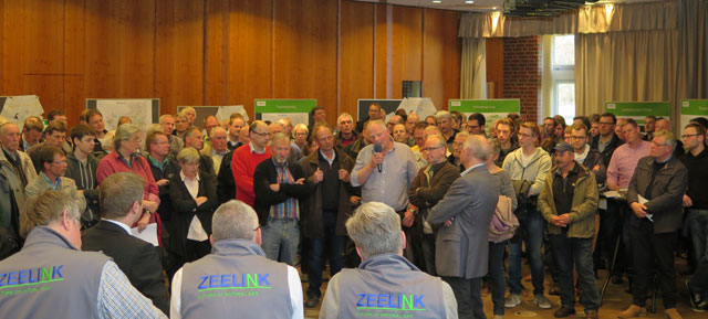 Im Begegnungszentrum wurde es Donnerstagabend eng, als die geplante Erdgasleitung „ZEELINK“ von Mitarbeitern Firma „Open Grid Europe GmbH“ vorgestellt wurde. Foto: Helmut Scheffler