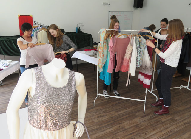 Bei der ersten „StoffWechsel-Aktion“ im Dammer Jugendhaus konnten am Samstag Kleidungsstücke getauscht werden. Foto: Helmut Scheffler