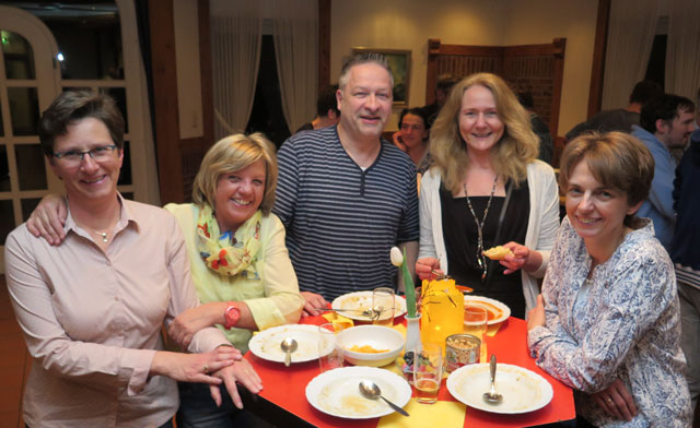 Als Vorsitzende der Kolpingsfamilie dankte Christa Hülsdünker (l.) am Freitagabend den 80 Helfern. Foto: Helmut Scheffler
