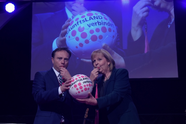 Pfiffen gemeinsam das Präsentationsjahr der Regionale 2016 an: Dr. Kai Zwicker (Landrat Kreis Borken und Aufsichtsratsvorsitzender Regionale 2016) und Hannelore Kraft (NRW-Ministerpräsidentin)