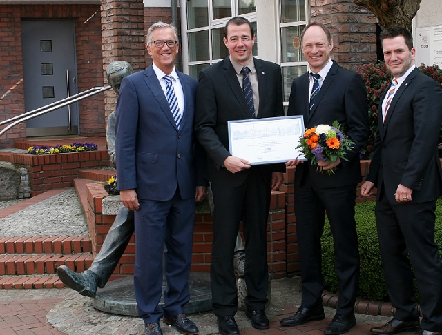 Foto: Thomas Aehling (2.v.r.) freute sich sichtlich über die Ehrenurkunde der IHK, die ihm Vorstand und Betriebsrat der Volksbank überreichten 