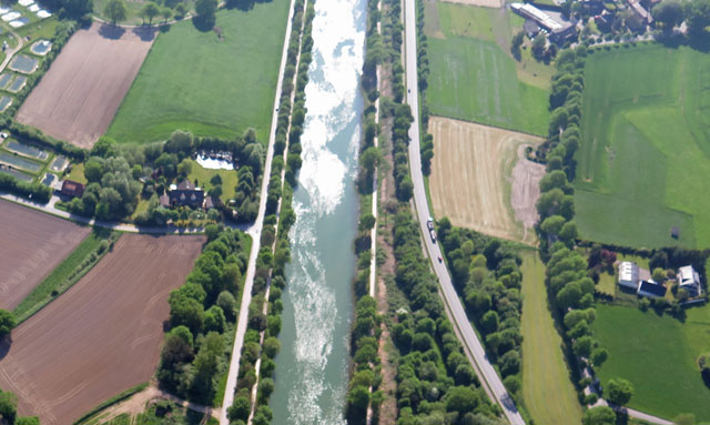 Eine eventuell erforderliche Gahlener Unterkunft für 120 Flüchtlinge soll auf der hellen Ackerfläche südlich (r.) des Wesel-Dattel-Kanals errichtet werden. Luftbild: Helmut Scheffler, 12. Mai 2016.