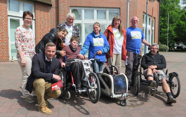 Auf ihrem Weg von Detmold nach Xanten wurde die Gruppe, die auf die Krankheit ALS aufmerksam machen möchte, auch vom Schermbecker Bürgermeister begrüßt. Foto: Helmut Scheffler