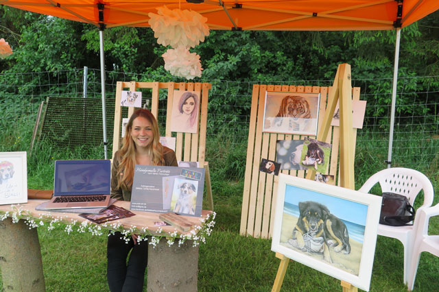 An ihrem Stand zeigte die Bergkamener Malerin Melissa Kaczmarek zahlreiche Beispiele ihrer handgefertigten Porträts, die auf der Basis von Hundemotiven auf Fotokarten entstanden sind. Foto: Helmut Scheffler