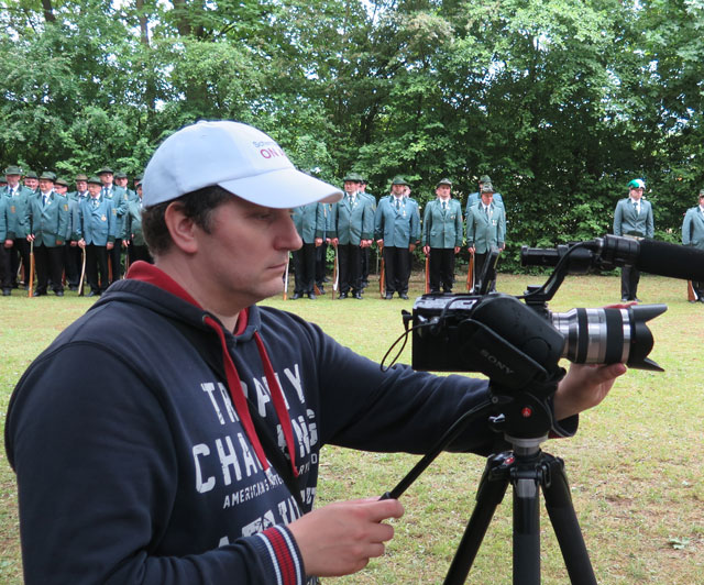 Sascha Lebbing filmte auch den Gnag der Schützen zum Ehrenmal. Foto: Helmut Scheffler