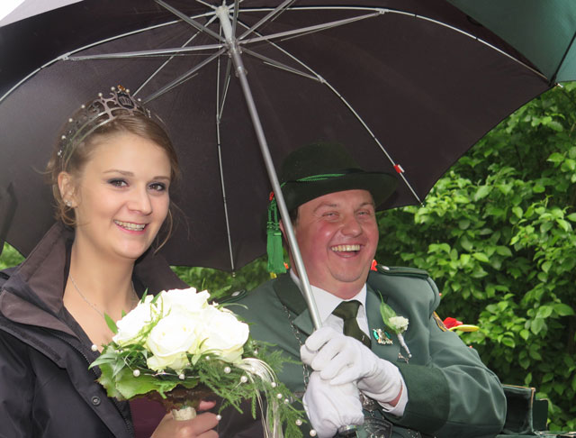 Bei der Übernahme der Regentschaft im vergangenen Jahr ließen sich Florian Schleicher und Karina Neuenhoff auch durch den Regen nicht die Stimmung verderben. Archivfoto: Helmut Scheffler
