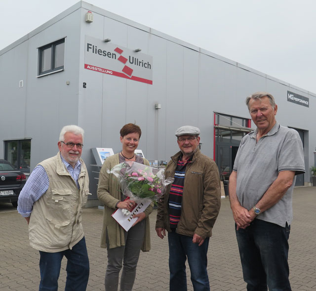 Hubert Schäpers, Horst Schmitter (v.r.) und Karlheinz Bartsch (l.) dankten Juliane Ullrich für die kostenlose Bereitstellung einer Großraum-Garage. Foto Scheffler