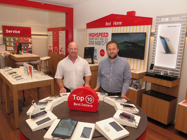 Auch die Mitarbeiter Christian Karluss und Bayram Kilicarslan (v.l.) waren Ansprechpartner in den neu gestalteten Räumen des „Vodafone Business Premium Store“. Foto: Helmut Scheffler