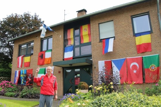 Bewohner Wolfgang Mattick findet die Beflaggung an seinem Wohnhaus am Schmetzberg in Gahlen toll.