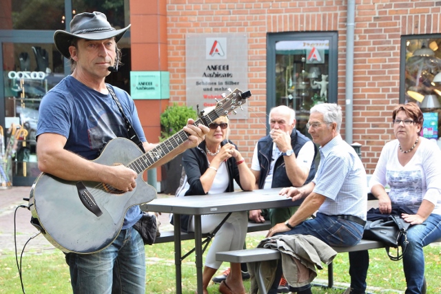Der Dorstener Sänger und Gitarrist Rainer Migenda machte den musikalischen Auftakt bei der ersten Open-Air Veranstaltung in Marienthal am Samstagnachmittag.