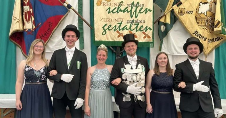 Der aktuelle Thron der Kiliangilde Altschermbeck: Kathrin Felisiak & Florian Weßel, Nina Große-Ruiken & Sven Felisiak, Isabell Schwering & Martin Große-Ruiken. Foto: Verein
