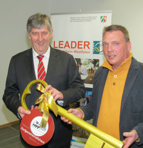 Bürgermeister Grüter überreichte Wolfgang Paul (r.) den Schlüssel für das neue Haus. Foto Scheffler