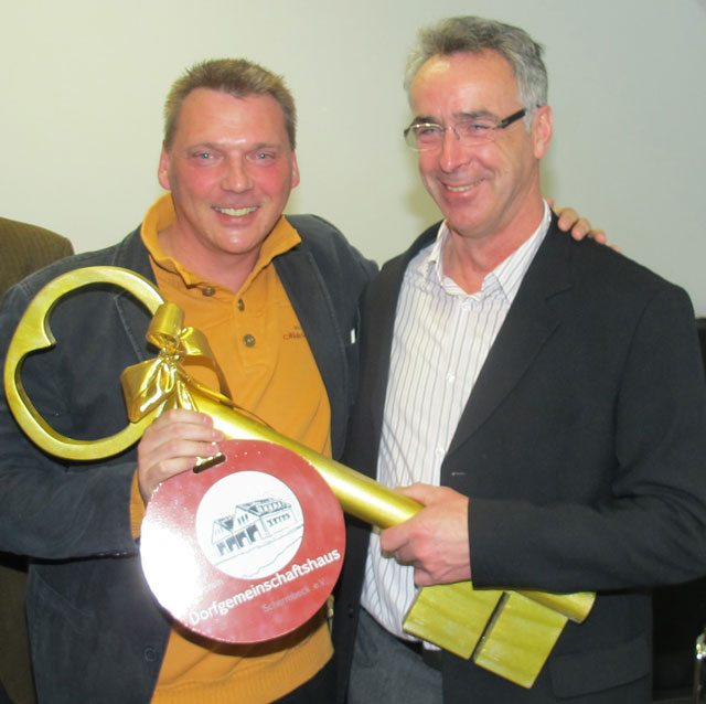 Architekt Johannes Bartelt (r.) übereichte Bürgermeister Grüter den Schlüssel für das neue Haus.