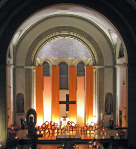 Stimmungsvolles Kerzenlicht am Kreuz von Taizé empfängt die Besucher des Taizé-Gottesdienstes auch am Samstag. Archivfoto: Scheffler