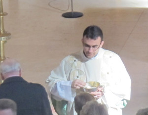 Pater Marcelo Apolonia aus Brasilien beteiligte sich während der Messe am zweiten Ostertag an der Austeilung der Kommunion. Foto Scheffler