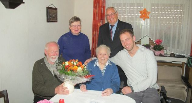 Sohn Hermann, und Schwiegertochter Magdalene gratulierten Wilhelmine Friem ebenso zum 102. Geburtstag wie der stellvertretende Bürgermeister Engelbert Bikowski und Enkel Henning (v.l.). Foto Scheffler 