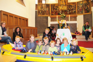 Ein Paddelboot im Altarraum der Georgskirche wurde benötigt, um die biblische Geschichte in Szene setzen zu können, wie Jesus den Sturm und den See Genezareth bändigte. Foto Scheffler