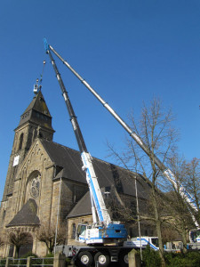 Zwei Kräne wurden benötigt, um die Arbeiten an der Kirchturmspitze erledigen zu können. Foto: Klaus Honermann