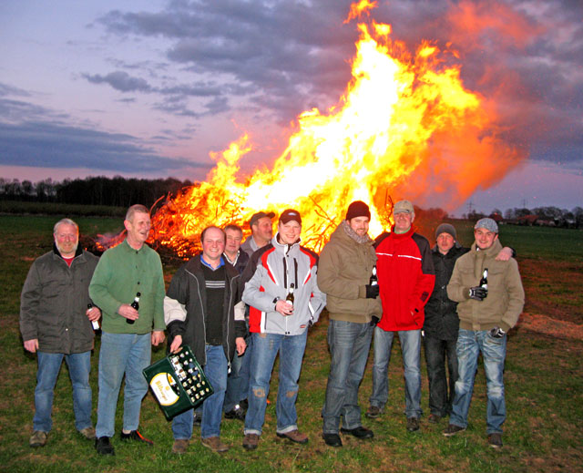 Osterfeuer in Weselerwald am Ostersamstag