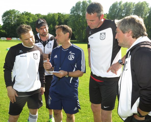 Olaf Thon trainierte mit Gahlener Fußballerinnen