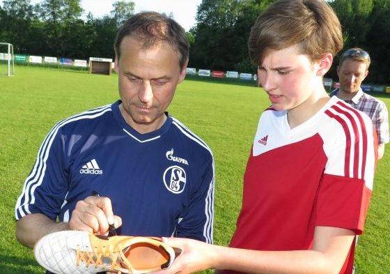 Olaf Thon trainiert Gahlener Fußballerinnen in Schermbeck