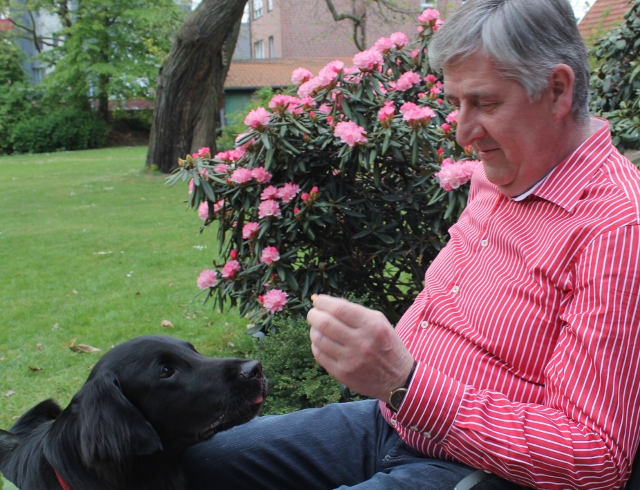Ernst-Christoph Grüter mag den seinen Garten und vor allen Dingen auch seinen Hund.
